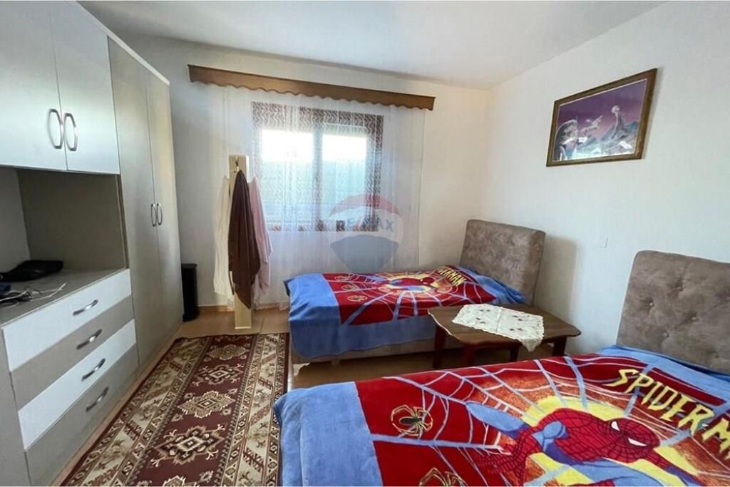 Shitet një shtëpi private në koder mbi Spitalin , Vlorë.