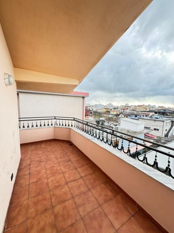 Apartament Në Shkozet Me Oborr dhe Verandë