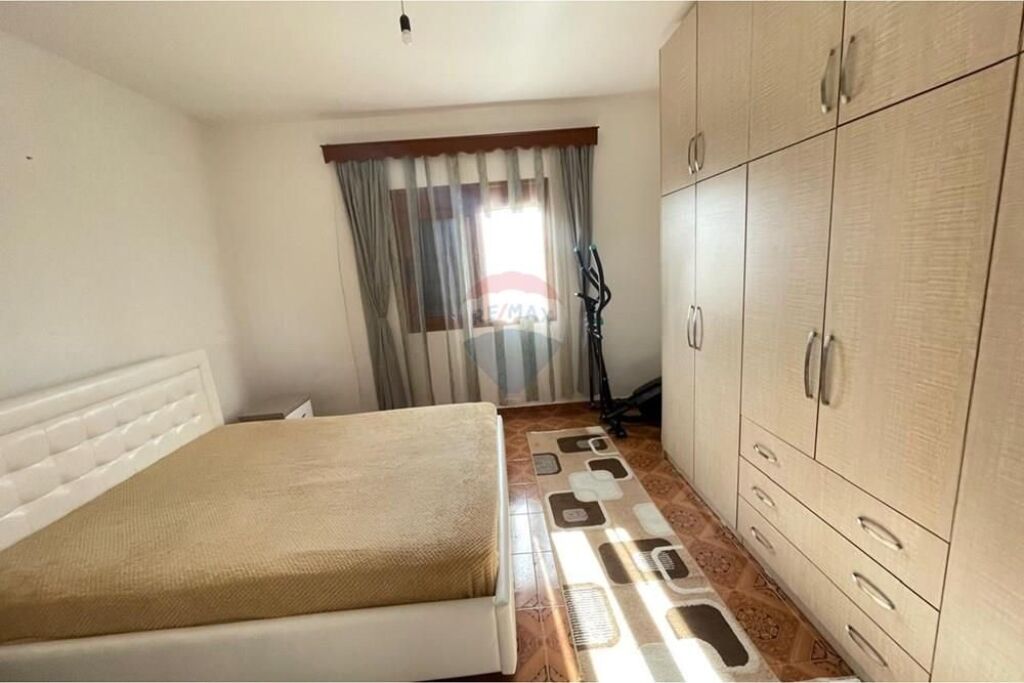 Shitet një shtëpi private në koder mbi Spitalin , Vlorë.