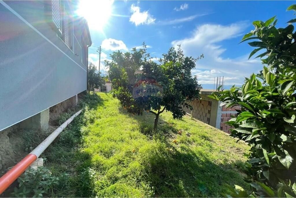 Shitet një shtëpi private në koder mbi Spitalin , Vlorë.