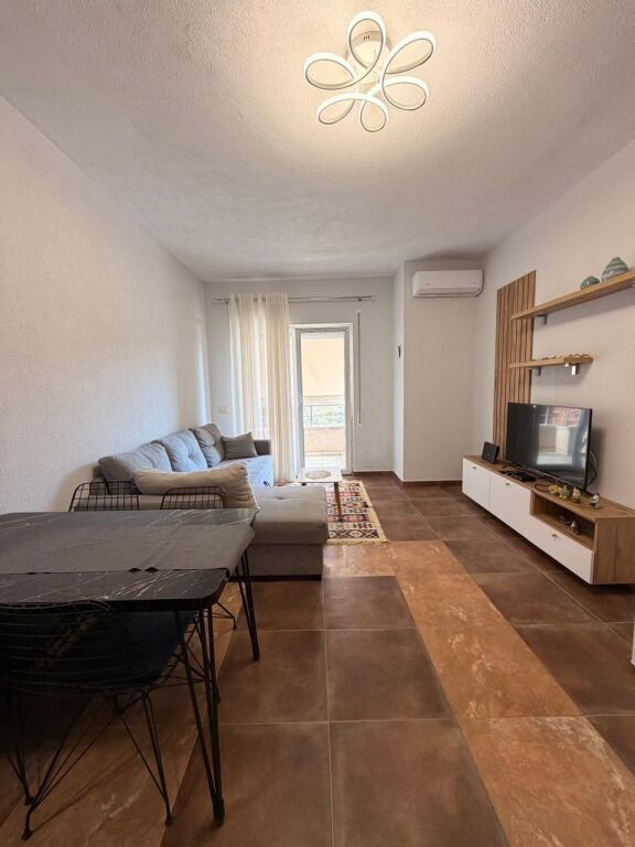 Appartamento 1+1 in vendita – Shkëmbi i Kavajës, vicino all'Hotel Majestic