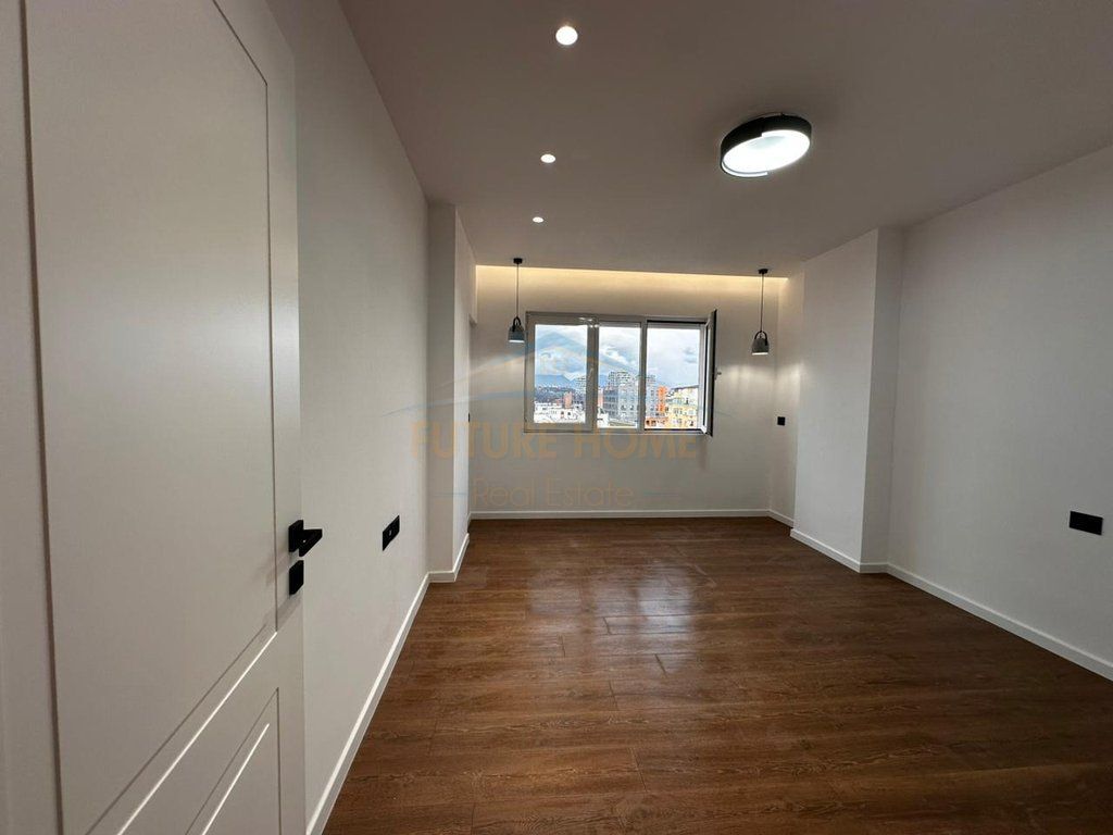 Shitet Apartament 2+1+2, Komuna e Parisit