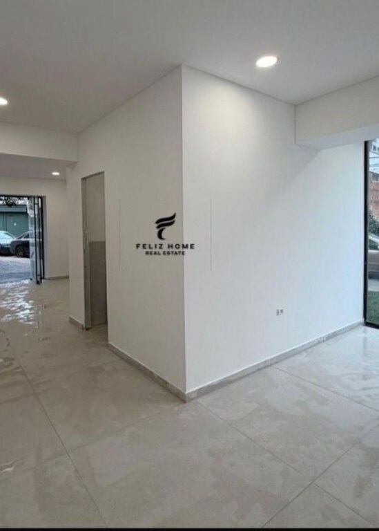 SHOP FOR SALE 49 M2 XHAMLLIKU 250,000 EURO