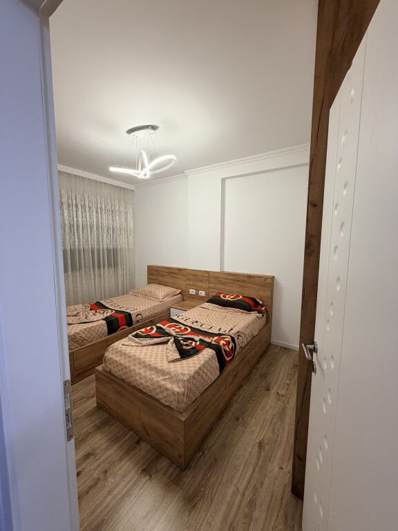 🏠 Jepet me qira apartament 1+1 në Yzberisht – Pallati i Dea Bar