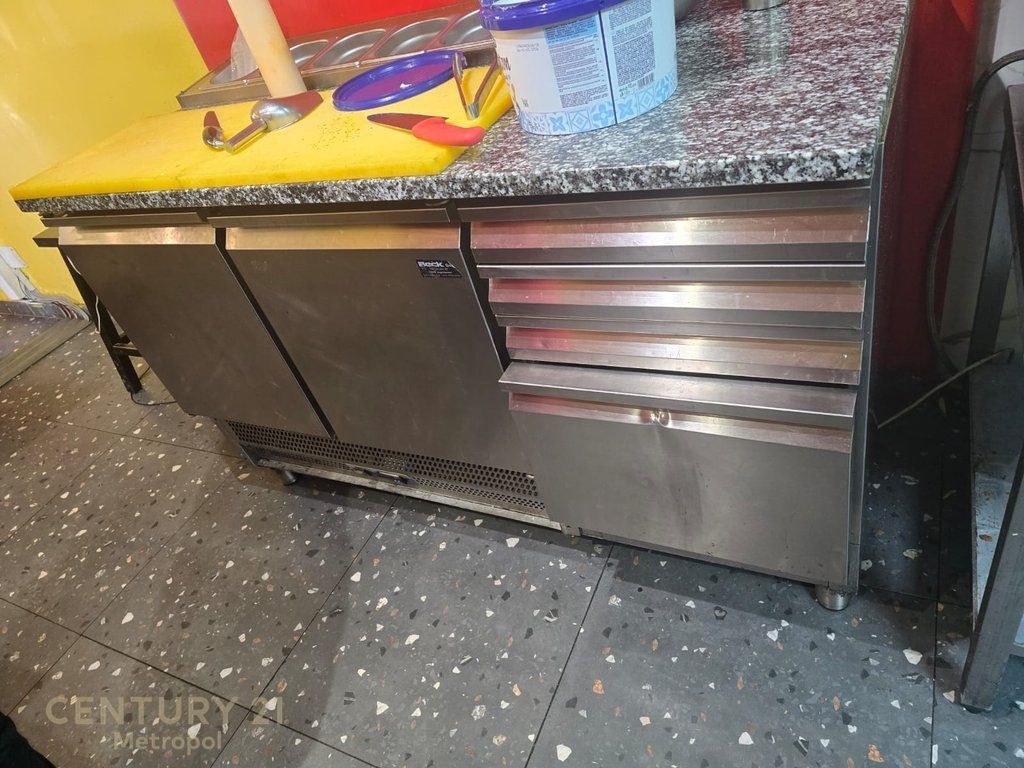Shitet Biznes Fast Food në Rrugë Kryesore, Pranë Zogut të Zi 19,000 €