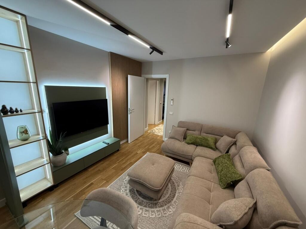 📣 QERA SUPER Apartament 1+1 me Ballkon 📍 Kopeshti Zoologjik, Tirane ✨   🏢 Ndertim i Ri  🪜 Kati 1 (Me Ashensor)  🛋️ Arreduar Me Arkitekt  ✅ I Pa Banuar Me Pare   💶 Cmimi 850 Euro