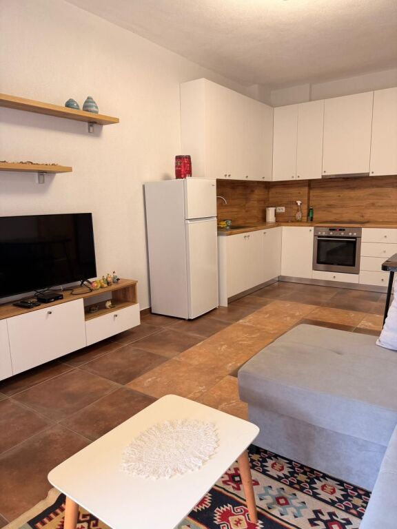 Appartamento 1+1 in vendita – Shkëmbi i Kavajës, vicino all'Hotel Majestic