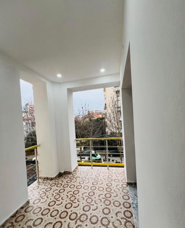 Jepet me qera Apartamenti 3+1+2, Don Bosko Pallati Almak rruga Eshref Frasheri 650 mije leke