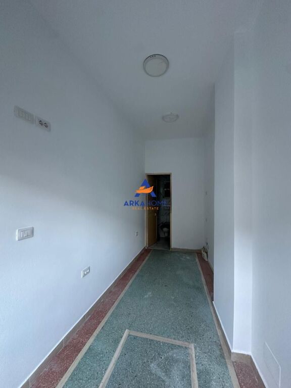 LOCALE COMMERCIALE IN AFFITTO 12M2 "TREGU CAM, CENTRO" 30.000 LEKE
