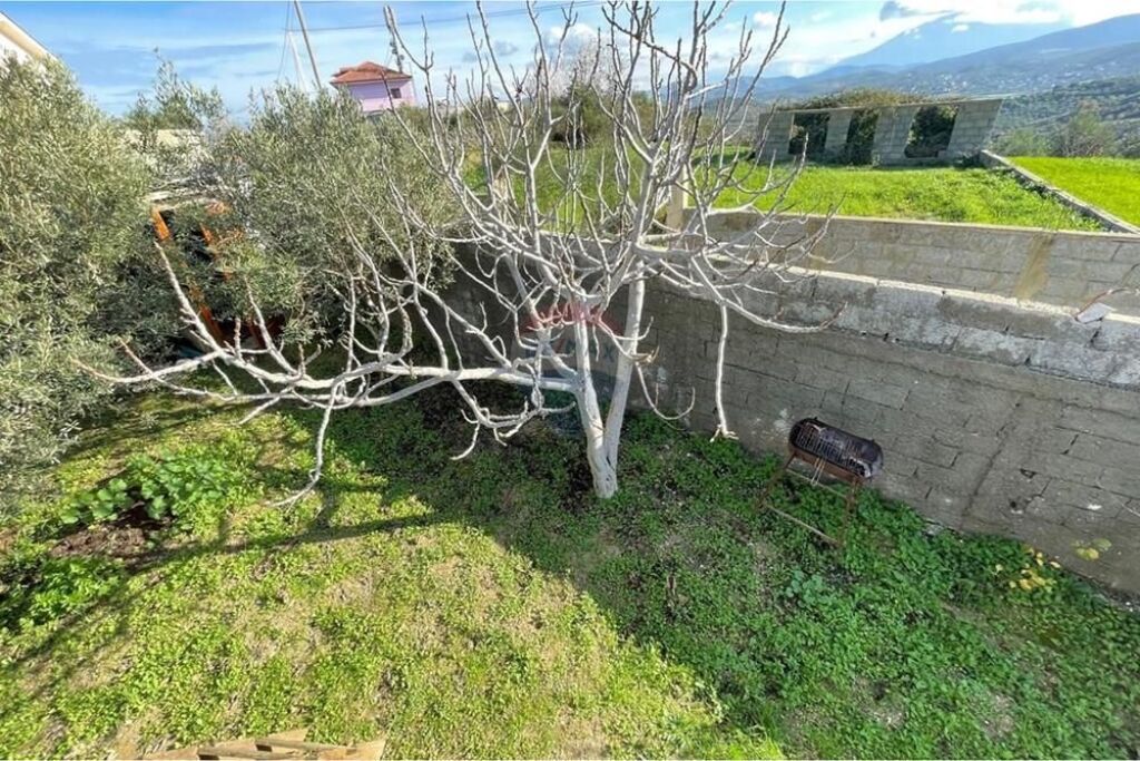 Shitet një shtëpi private në koder mbi Spitalin , Vlorë.