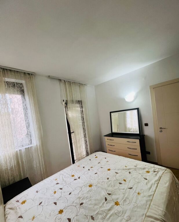 Jepet me qera Apartamenti 3+1+2, Don Bosko Pallati Almak rruga Eshref Frasheri 650 mije leke