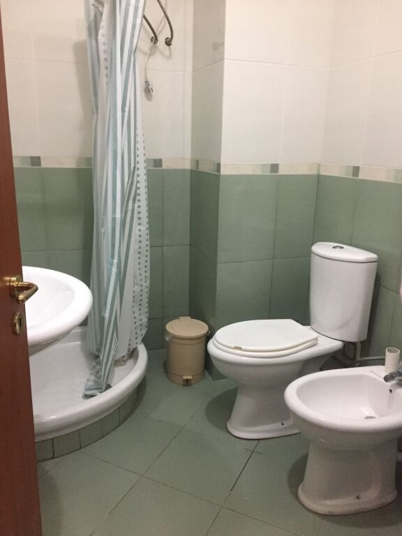 Jepet me qira ambient 1+1 apartament pas Ministrisë së Drejtësisë