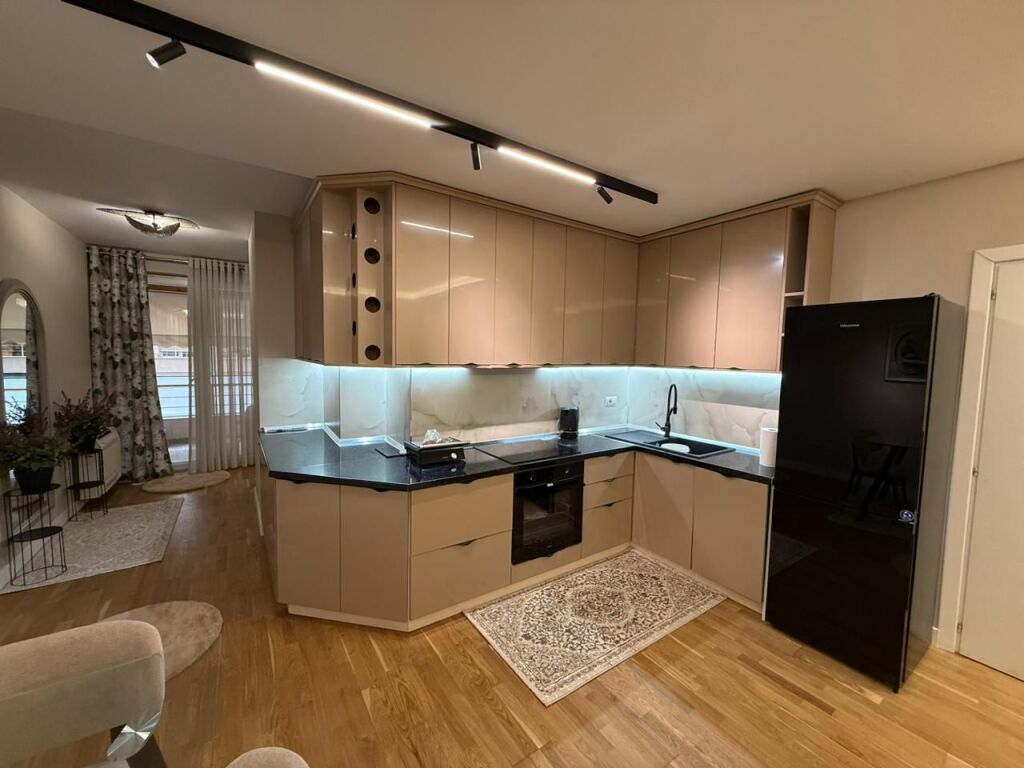 📣 AFFITTO SUPER Appartamento 1+1 con Balcone 📍 Giardino Zoologico, Tirana ✨ 💶 Prezzo 900 Euro