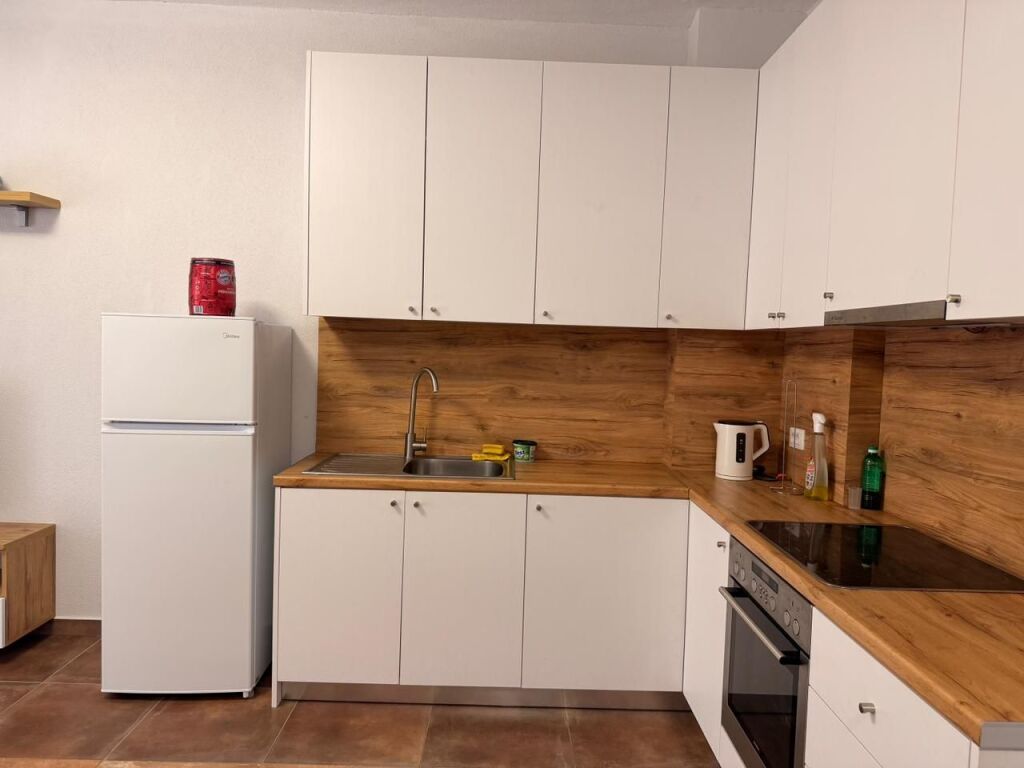 Appartamento 1+1 in vendita – Shkëmbi i Kavajës, vicino all'Hotel Majestic