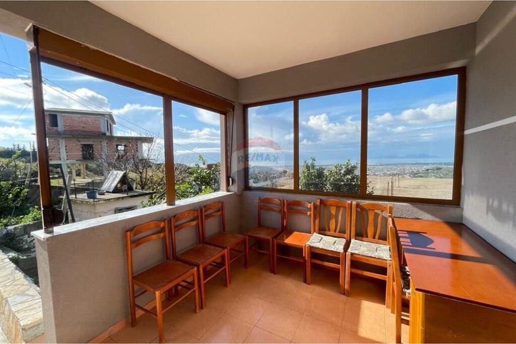 Shitet një shtëpi private në koder mbi Spitalin , Vlorë.