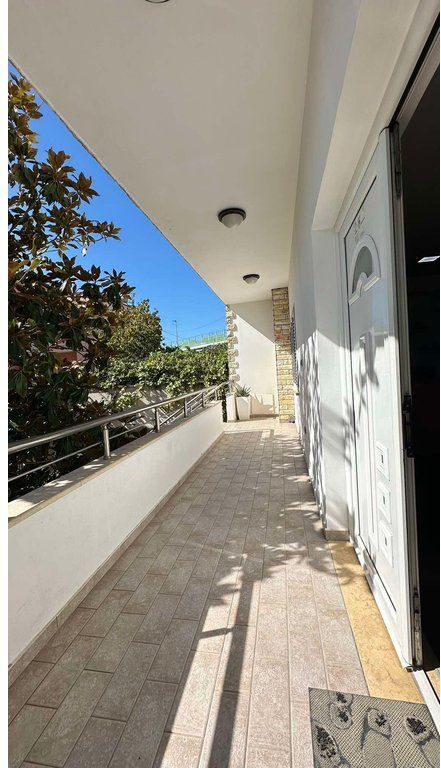 Godinë 4-katëshe për shitje për banim ose biznes!