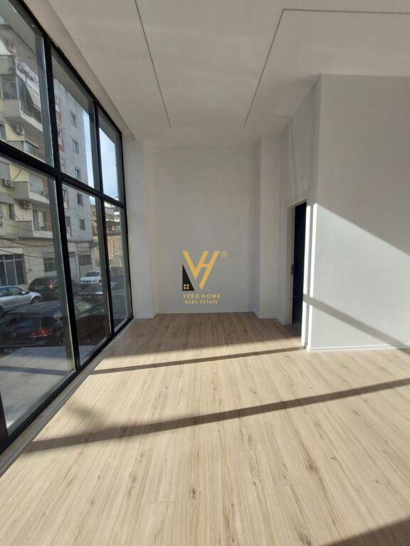 SHOP 35 M2 FOR RENT IN MINE PEZA 800 EURO