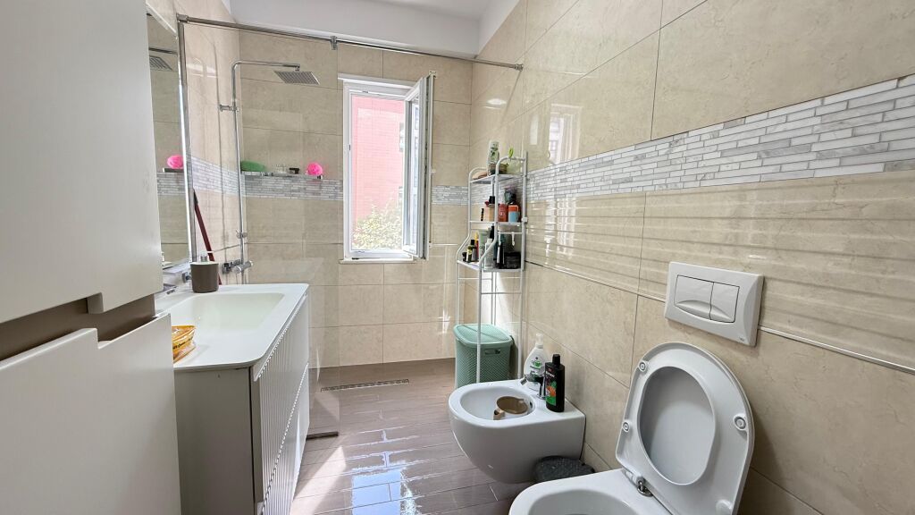Apartament 2+1 per qera tek Rruga e Kosovarve!