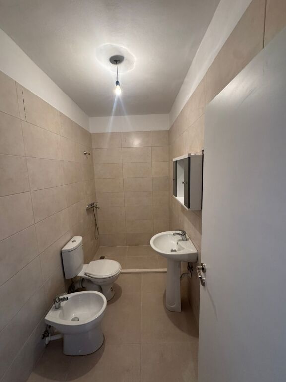 Jepet me qera Apartament 2+1, Prane Zjarrfikeses- Durres 300€