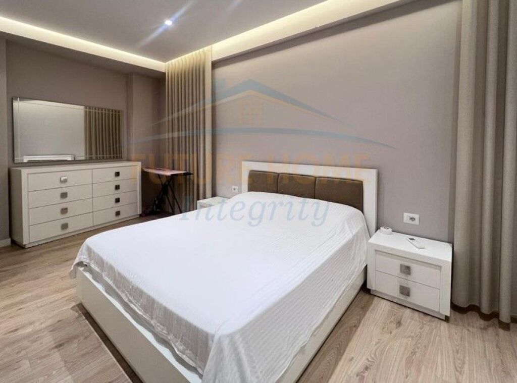 Rent, Apartment 3+1+2+2 Parking spaces, Red School
