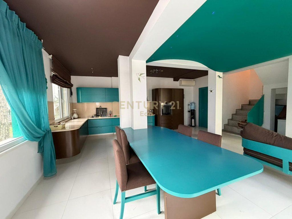 Villa su 3 piani in vendita a Qerret! 1.000.000 €