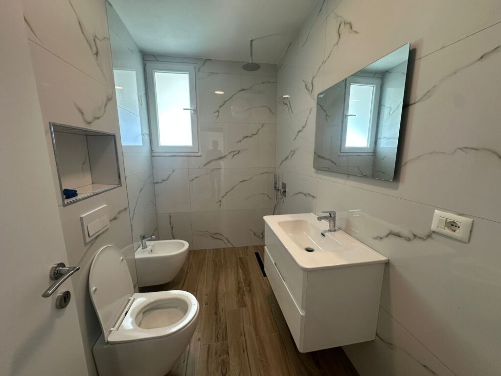 Apartament 1+1+Parking për qira në Shkoze.