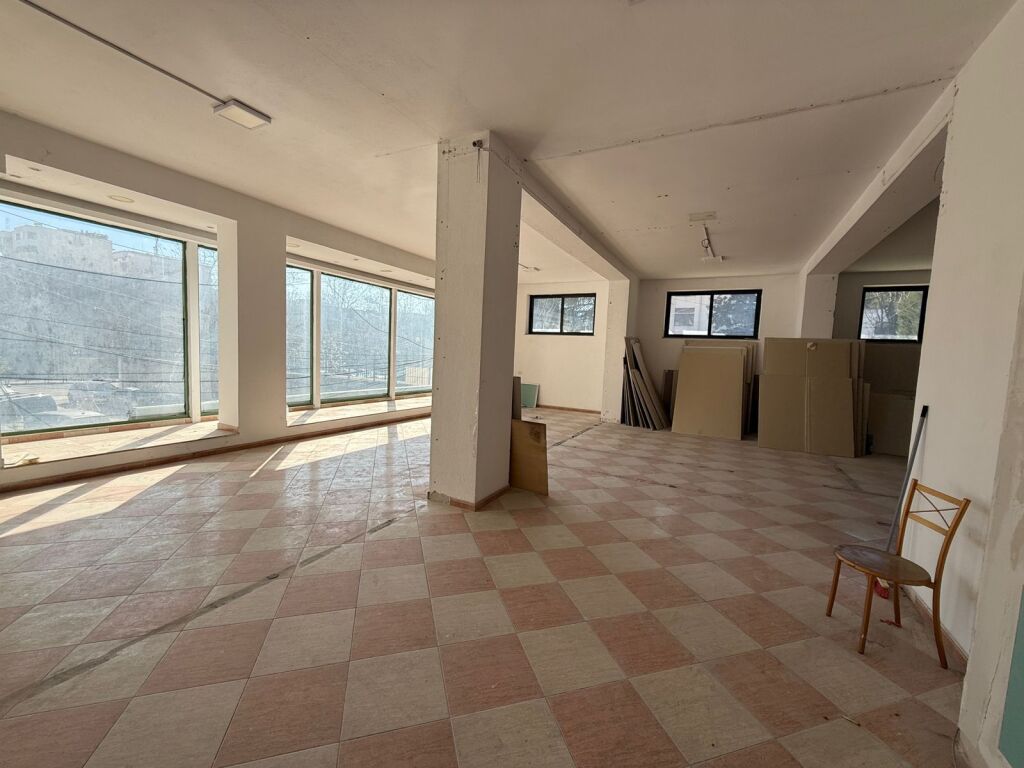 AMBIENT KOMERCIAL ME QIRA, PRANE MINISTRISE SE JASHTME, TIRANE!