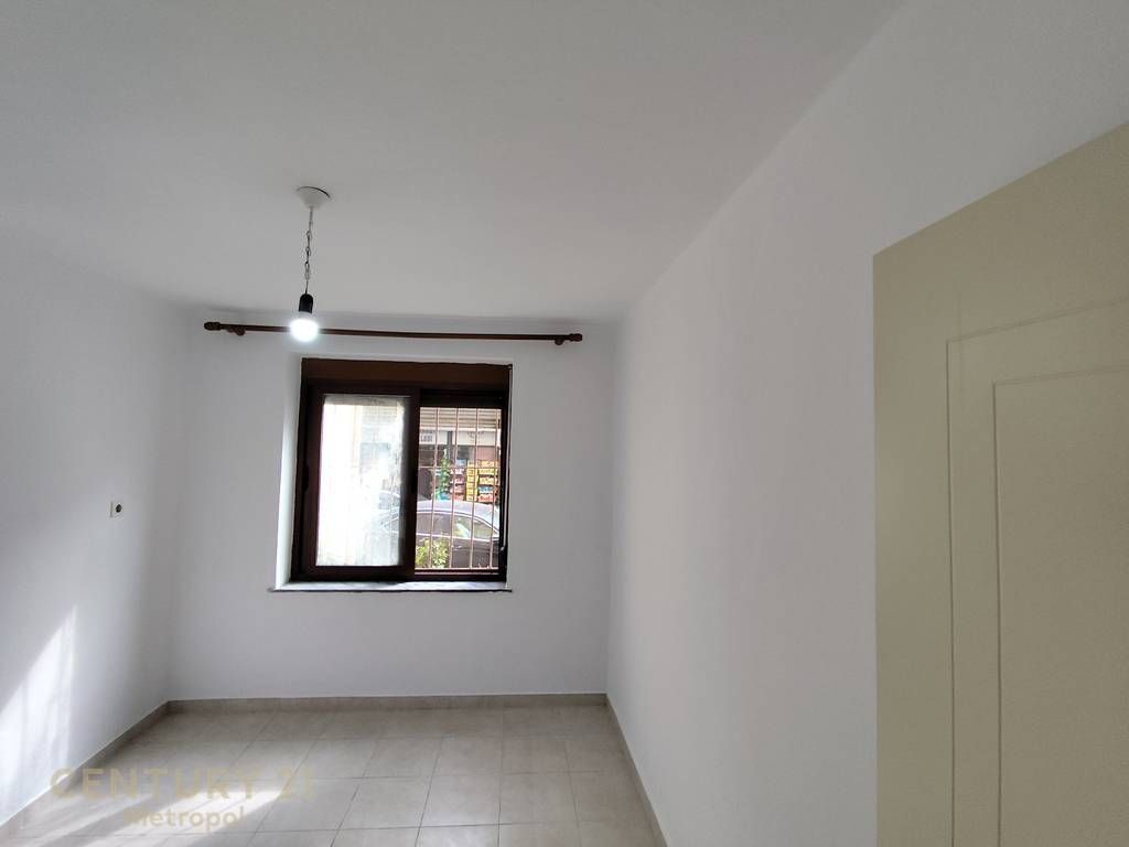 SPACE FOR RENT 950 € /Month
