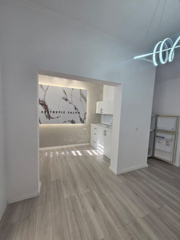 Locale commerciale in affitto "Kristal Center"