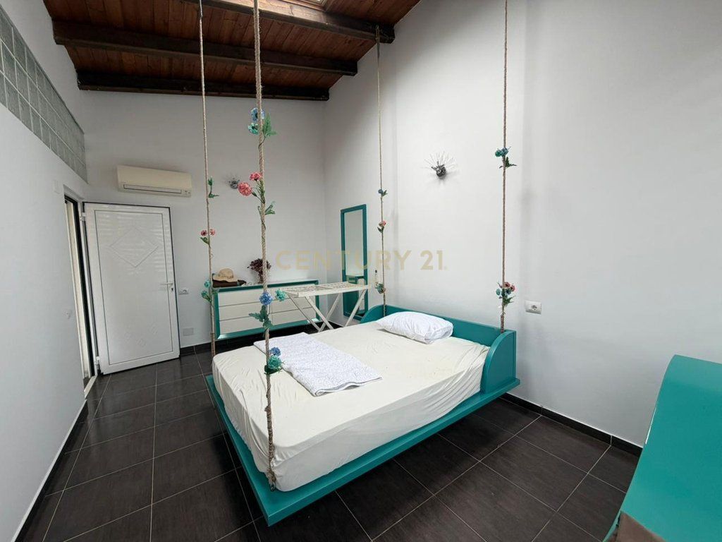 Villa su 3 piani in vendita a Qerret! 1.000.000 €