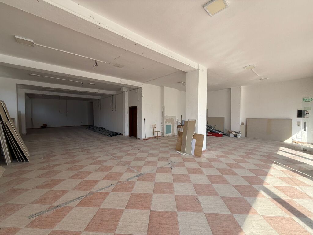 AMBIENT KOMERCIAL ME QIRA, PRANE MINISTRISE SE JASHTME, TIRANE!