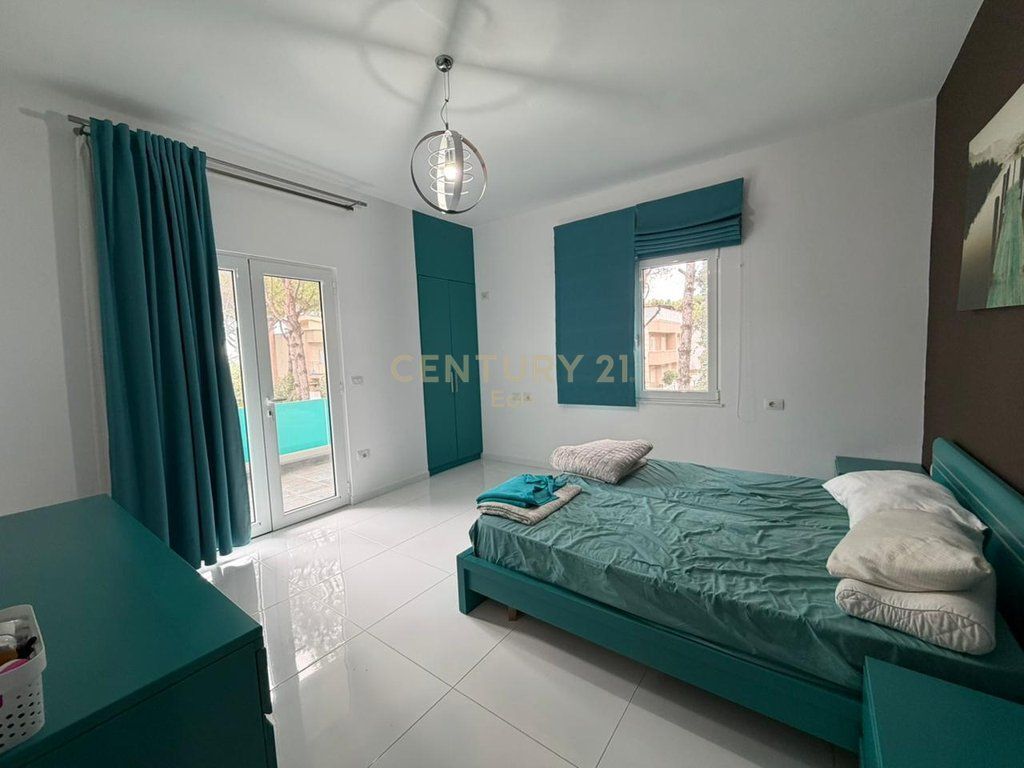 Villa su 3 piani in vendita a Qerret! 1.000.000 €