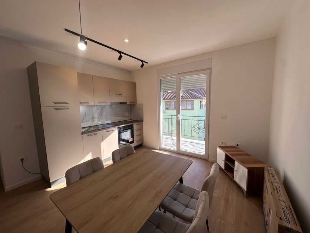 Apartament 1+1+Parking për qira në Shkoze.