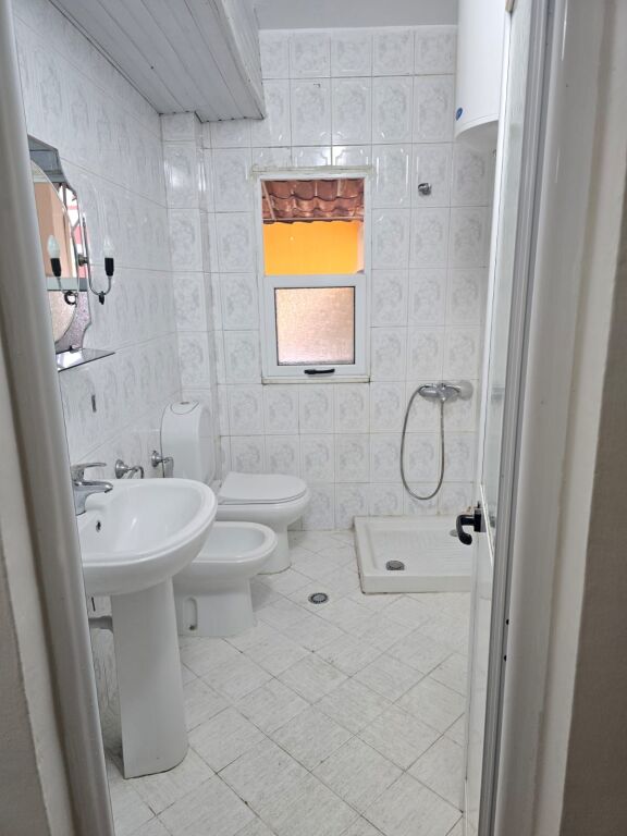 Jepet me qera Apartamenti 1+1 , Porcelan prane UET-se 430 mije leke