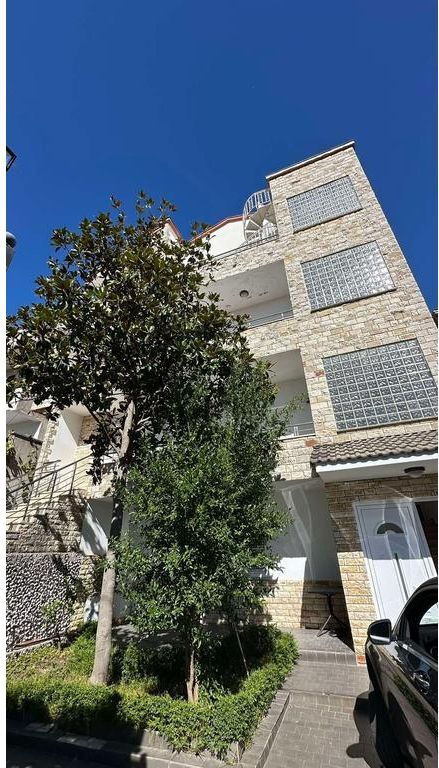 Godinë 4-katëshe për shitje për banim ose biznes!