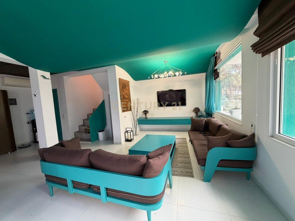 Villa su 3 piani in vendita a Qerret! 1.000.000 €