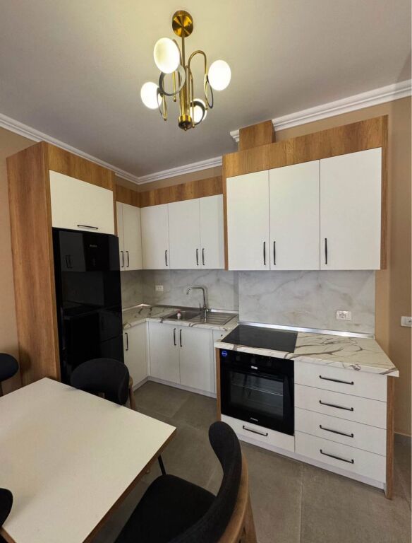 🏡 AFFITTASI – VIA “5 MAJI”  Appartamento 1+1, completamente arredato 🛋️ Arredamento moderno e di qualità ✨ 🏢 Edificio nuovo 🛗 7° piano con ascensore 📍 Posizione su strada principale  💶 Prezzo: 500 Euro/mese