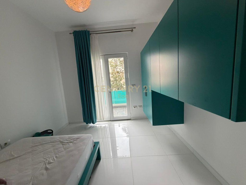 Villa su 3 piani in vendita a Qerret! 1.000.000 €