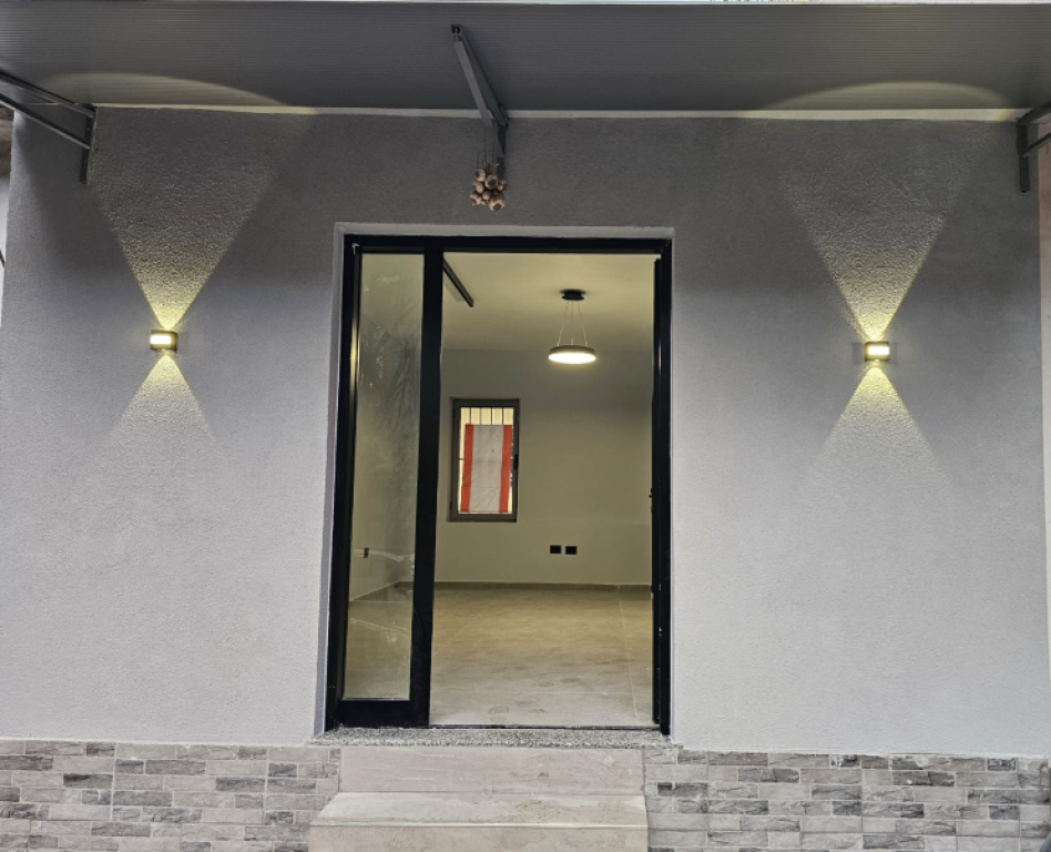 🏢 Jepet me Qira Ambient Komercial – pranë Rruga e Kavajës  