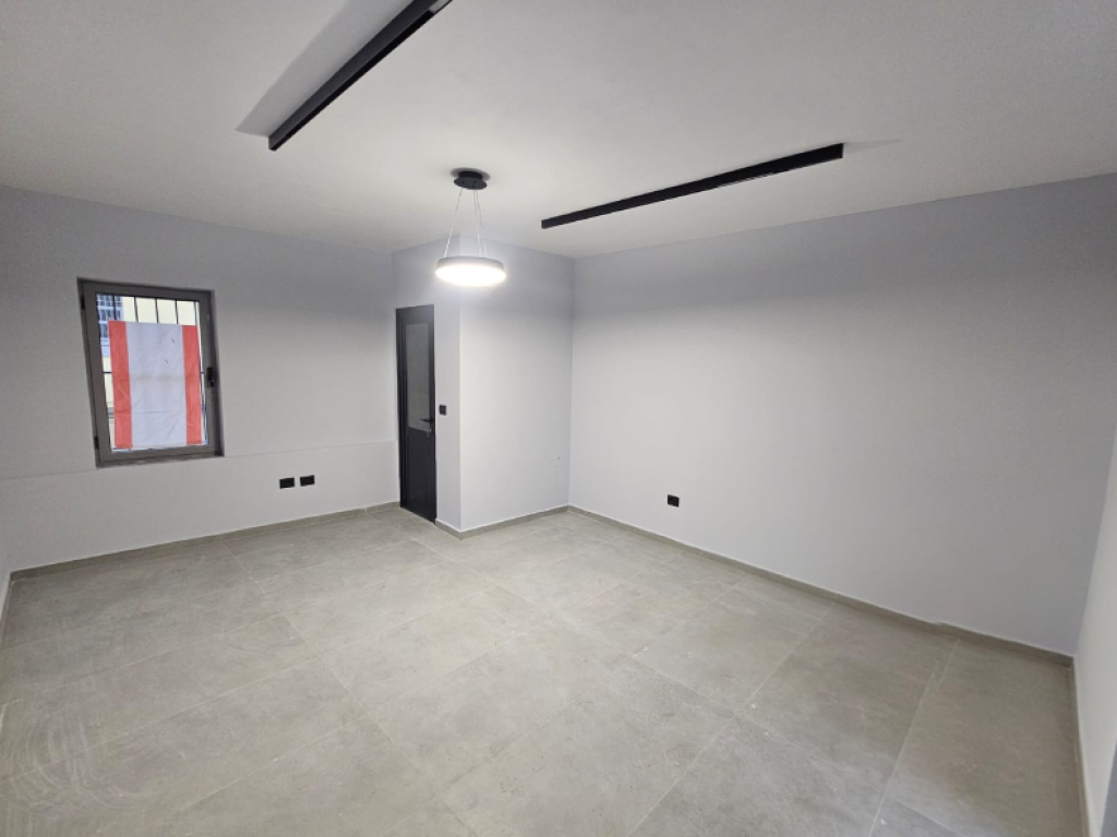 🏢 Jepet me Qira Ambient Komercial – pranë Rruga e Kavajës  