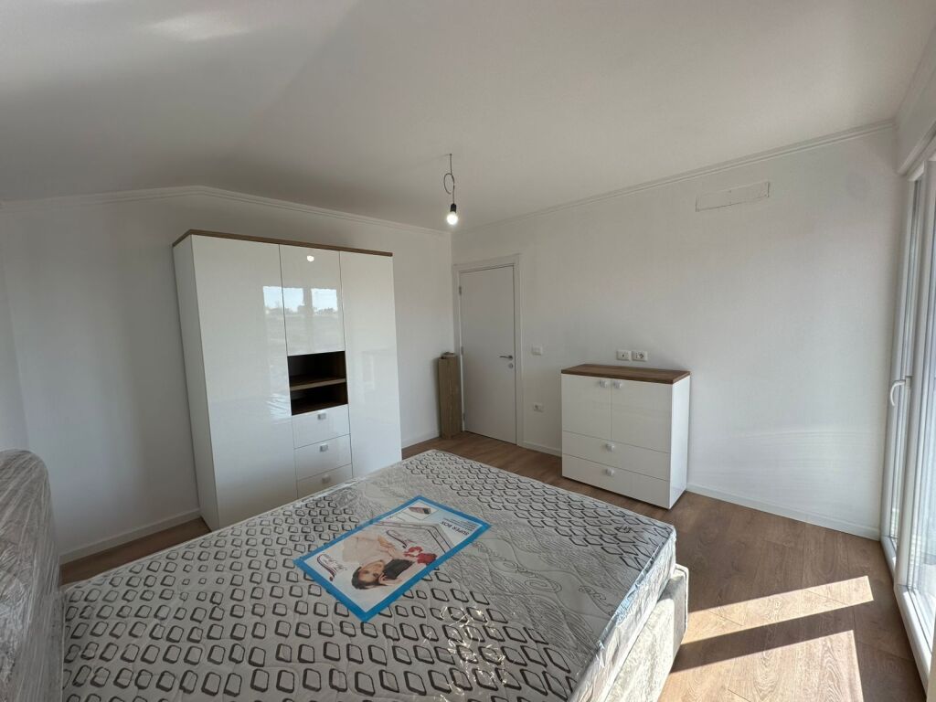 Apartament 1+1+Parking për qira në Shkoze.