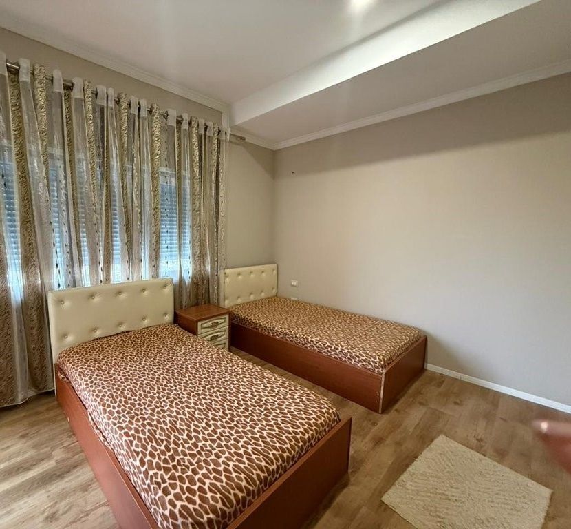 Super Vilë me Qira – Me Kopsht të Gjelbëruar dhe Parkim për 2 Makina
