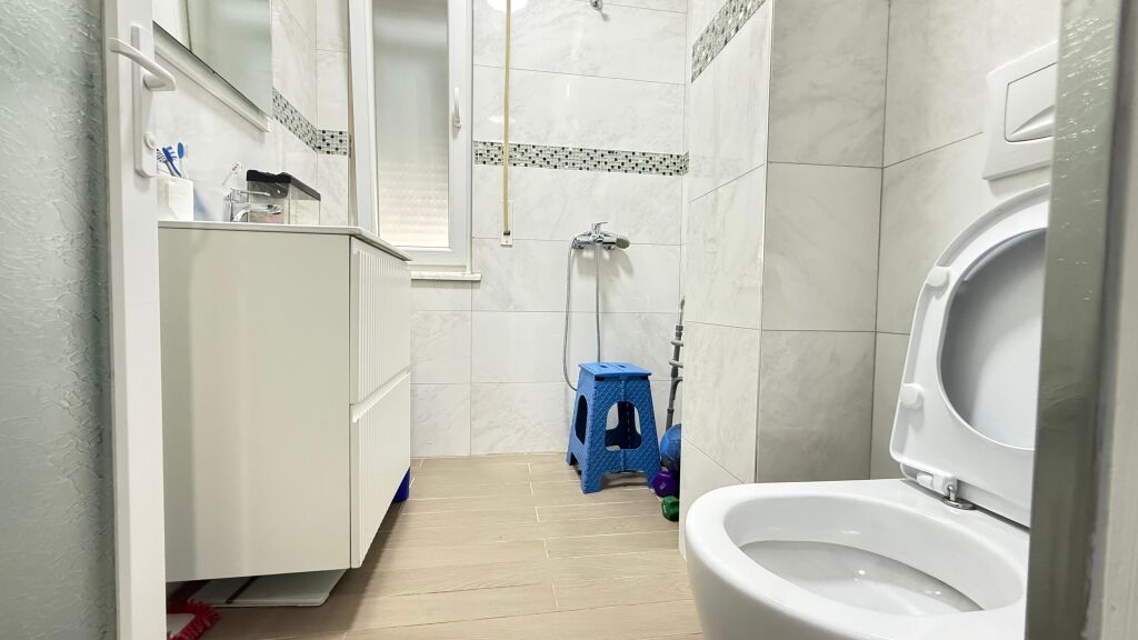 Apartament 2+1 per qera tek Rruga e Kosovarve!