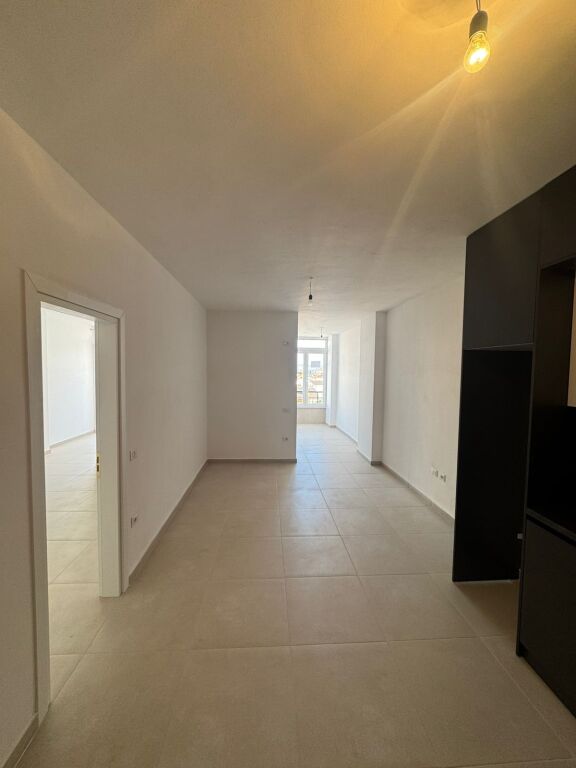 Jepet me qera Apartament 2+1, Prane Zjarrfikeses- Durres 300€