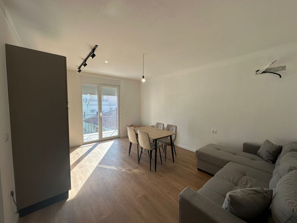Apartament 1+1+Parking për qira në Shkoze.