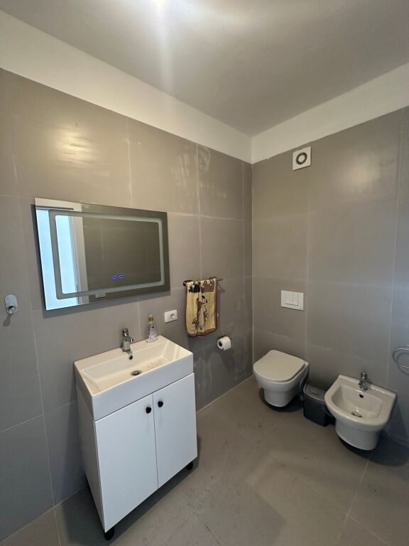 2+1 me Qira – Univers City