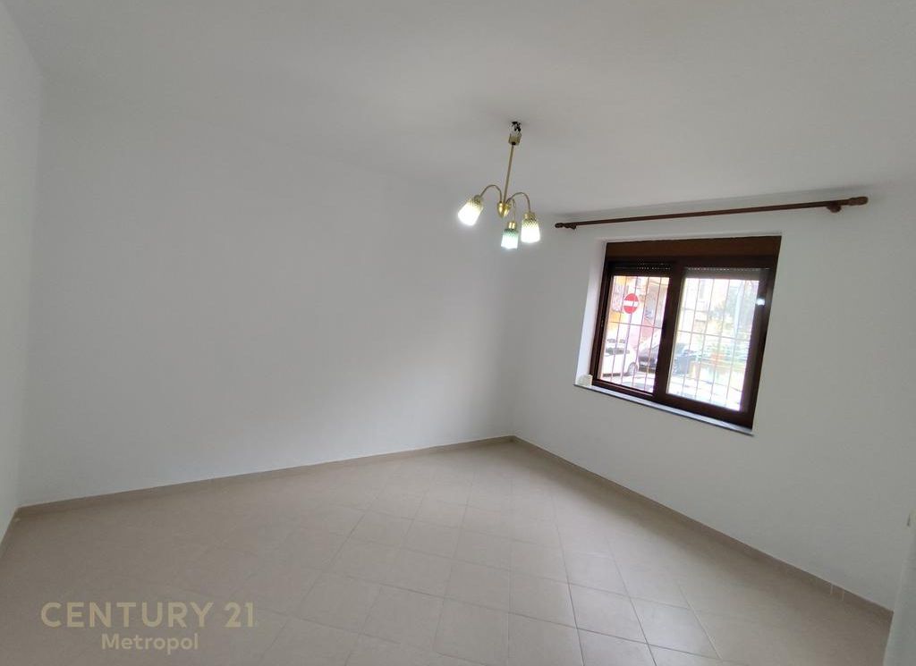 SPACE FOR RENT 950 € /Month