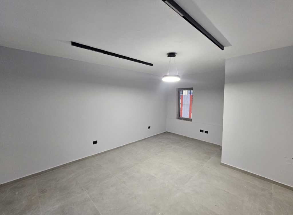 🏢 Jepet me Qira Ambient Komercial – pranë Rruga e Kavajës  