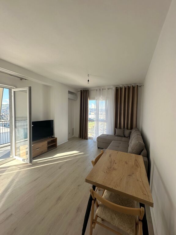2+1 me Qira – Univers City