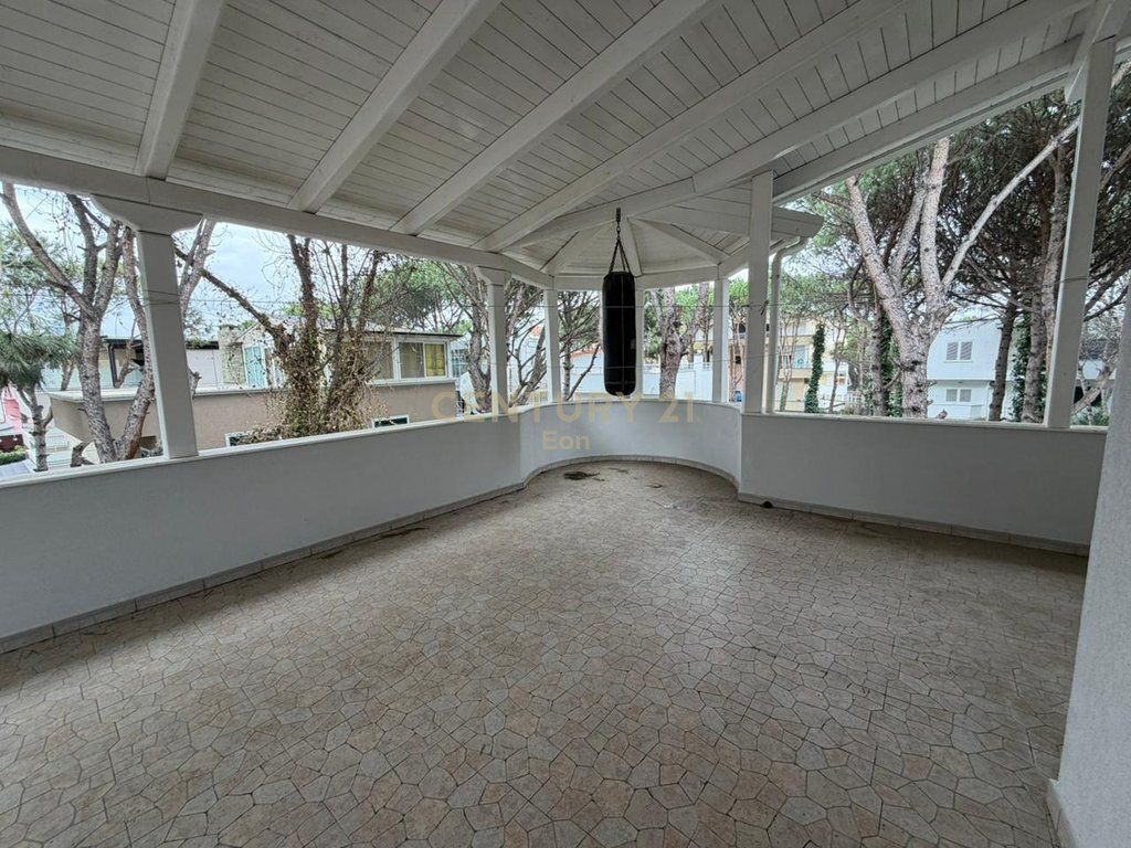 Villa su 3 piani in vendita a Qerret! 1.000.000 €